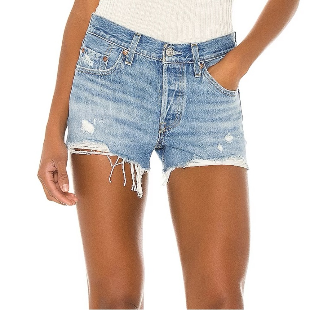 Levi’s 501 Short in Luxor Light DestructedLEVI'S Size 23